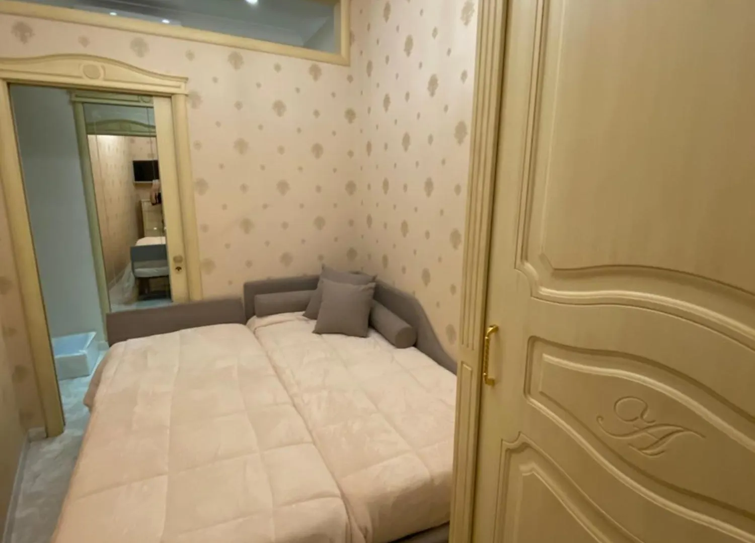Guest House Into Naples 0*,  Italy